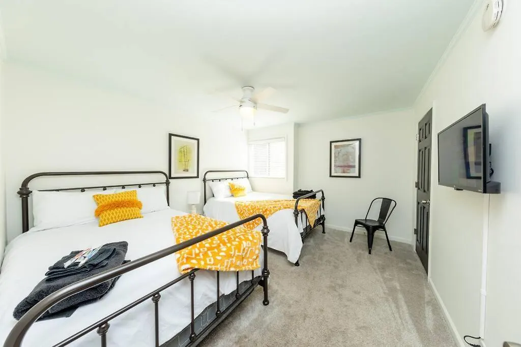 Nashville Modern Large 2Br Family Suite Sleeps 8 Guests With Private Balcony And Optional Parking Near Parthenon & Broadway Apartamento